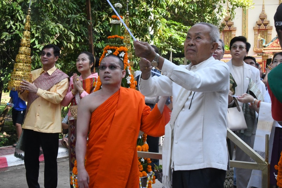 ຊາວພດຮວມຍກຍອດຊຟາປະຕໂຂງ ແລະ ໃສບາດຖວາຍສງຄະທານ - image 2