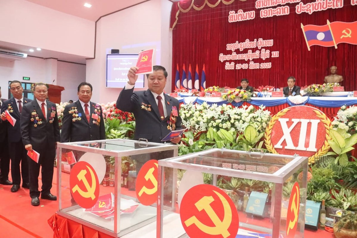 ສະຫາຍ ພນຕ ສມພອນ ມດຕະພອນ ເປນເລຂາຄະນະບລຫານງານພກແຂວງ ສະໄໝທ XII. - image 2