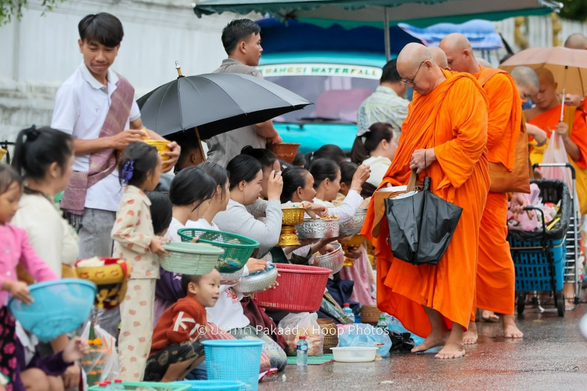 ຊາວພດຮວມກນໃສບາດໃນມບນອອກພນສາປະວລະນາຢາງຄກຄນ - image 1
