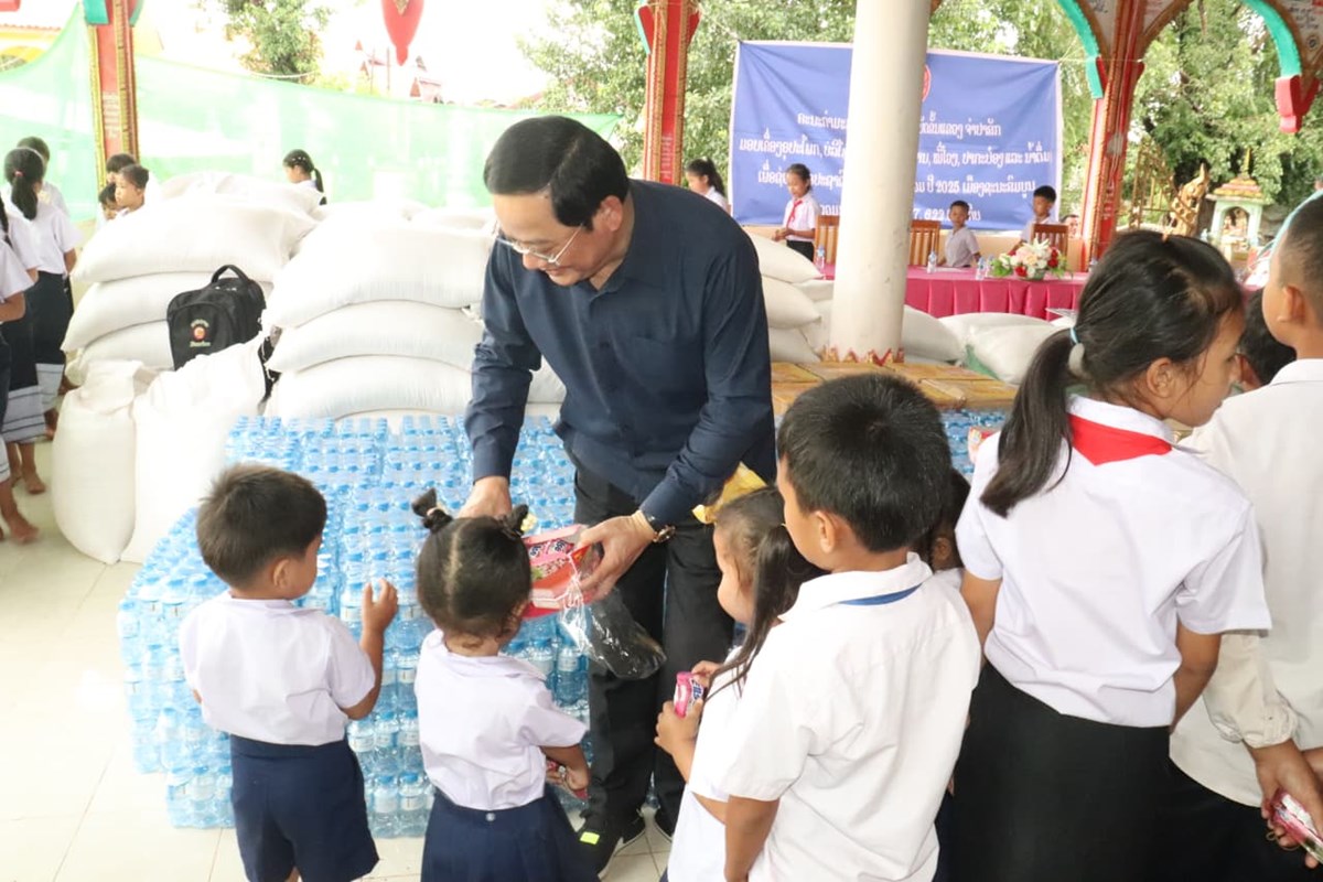 ນາຍກລດຖະມນຕ ເຂາຮວມ​ມອບເຄອງຊວຍເຫອບນເທາທກ ປະຊາຊນທຖກນາຖວມ ຢ 8 ບານ​ ຂອງ​ເມອງຊະນະສມບນ​ ​ - image 2