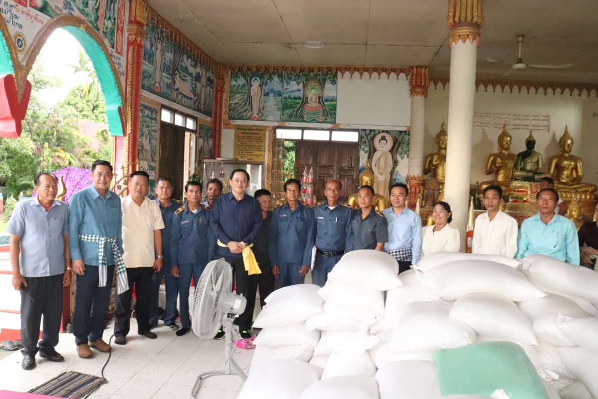 ນາຍກລດຖະມນຕ ເຂາຮວມ​ມອບເຄອງຊວຍເຫອບນເທາທກ ປະຊາຊນທຖກນາຖວມ ຢ 8 ບານ​ ຂອງ​ເມອງຊະນະສມບນ​ ​ - image 1