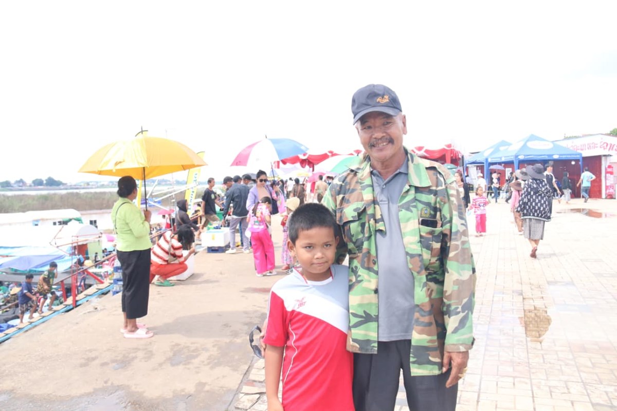 ມວນຊນຈຳນວນຫາຍຫງໄຫເຂາມາທຽວບນຊວງເຮອປະເພນທທາວດຈນຢາງຄກຄນ - image 1