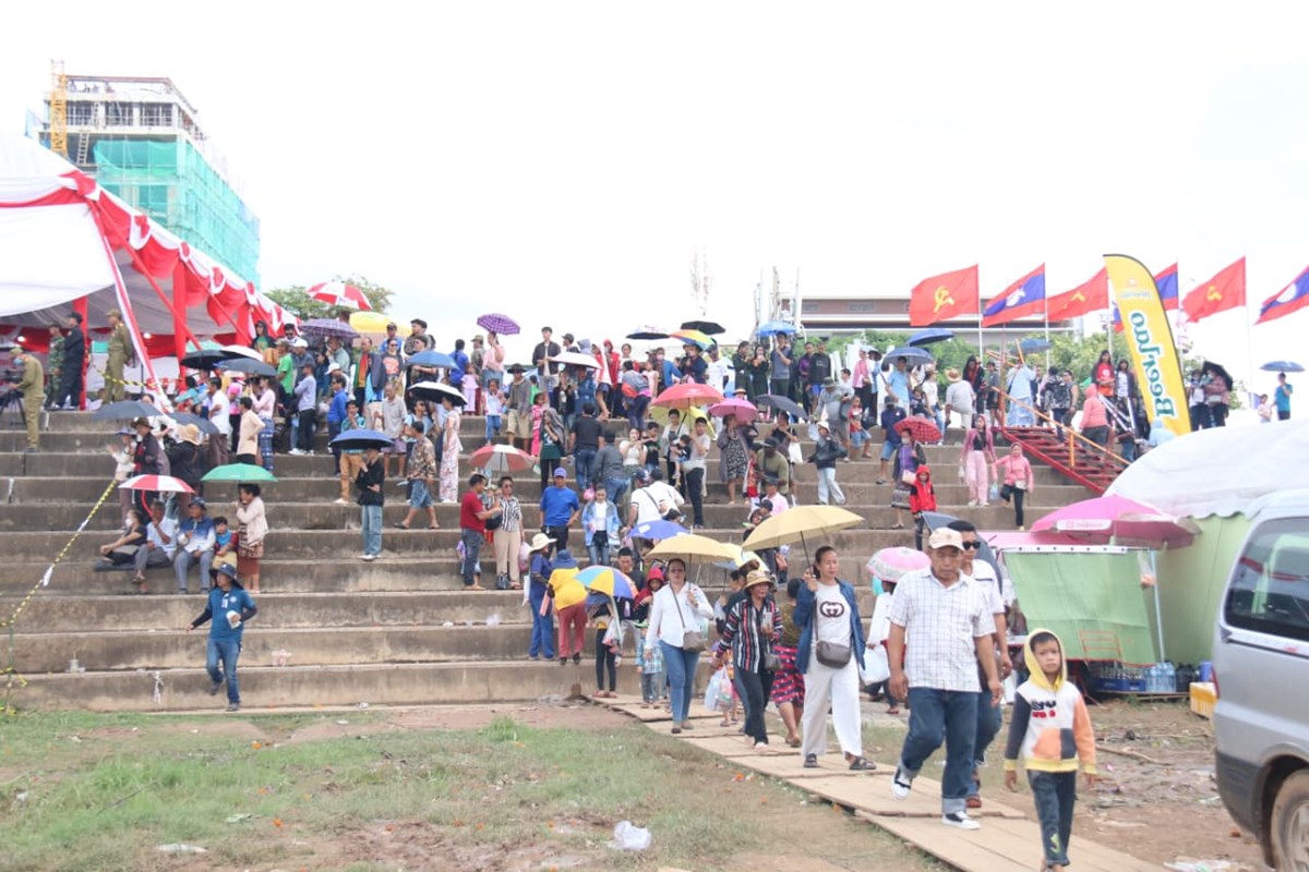 ມວນຊນຈຳນວນຫາຍຫງໄຫເຂາມາທຽວບນຊວງເຮອປະເພນທທາວດຈນຢາງຄກຄນ - image 2