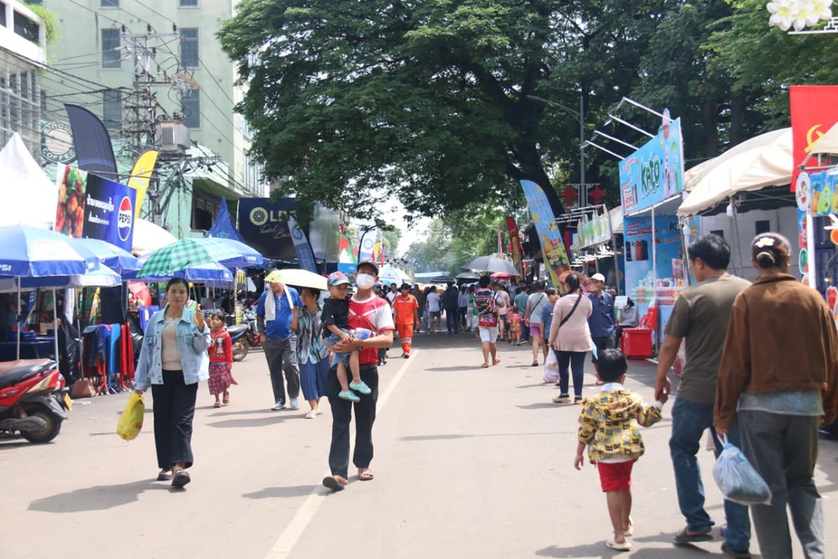 ມວນຊນຈຳນວນຫາຍຫງໄຫເຂາມາທຽວບນຊວງເຮອປະເພນທທາວດຈນຢາງຄກຄນ - image 3