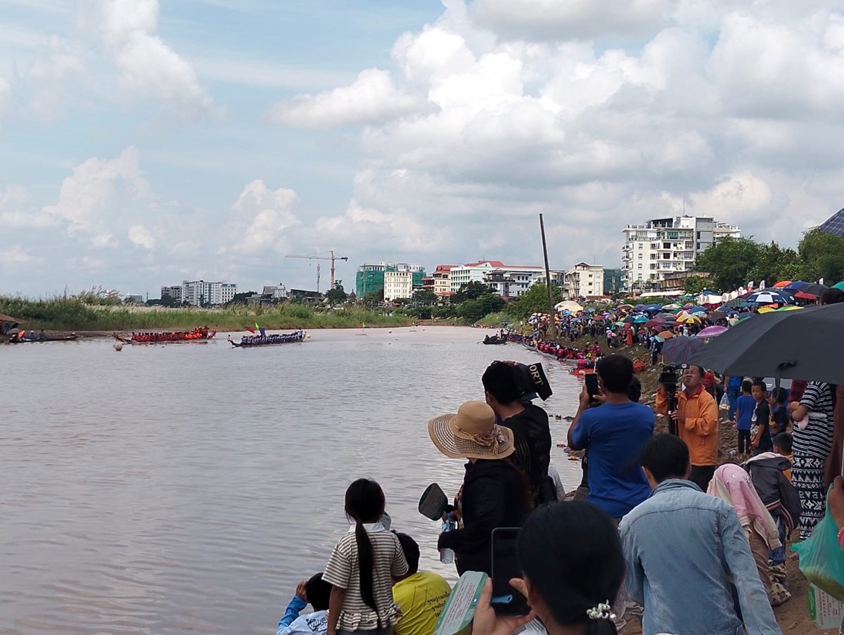 ມວນຊນຈຳນວນຫາຍຫງໄຫເຂາມາທຽວບນຊວງເຮອປະເພນທທາວດຈນຢາງຄກຄນ - image 4