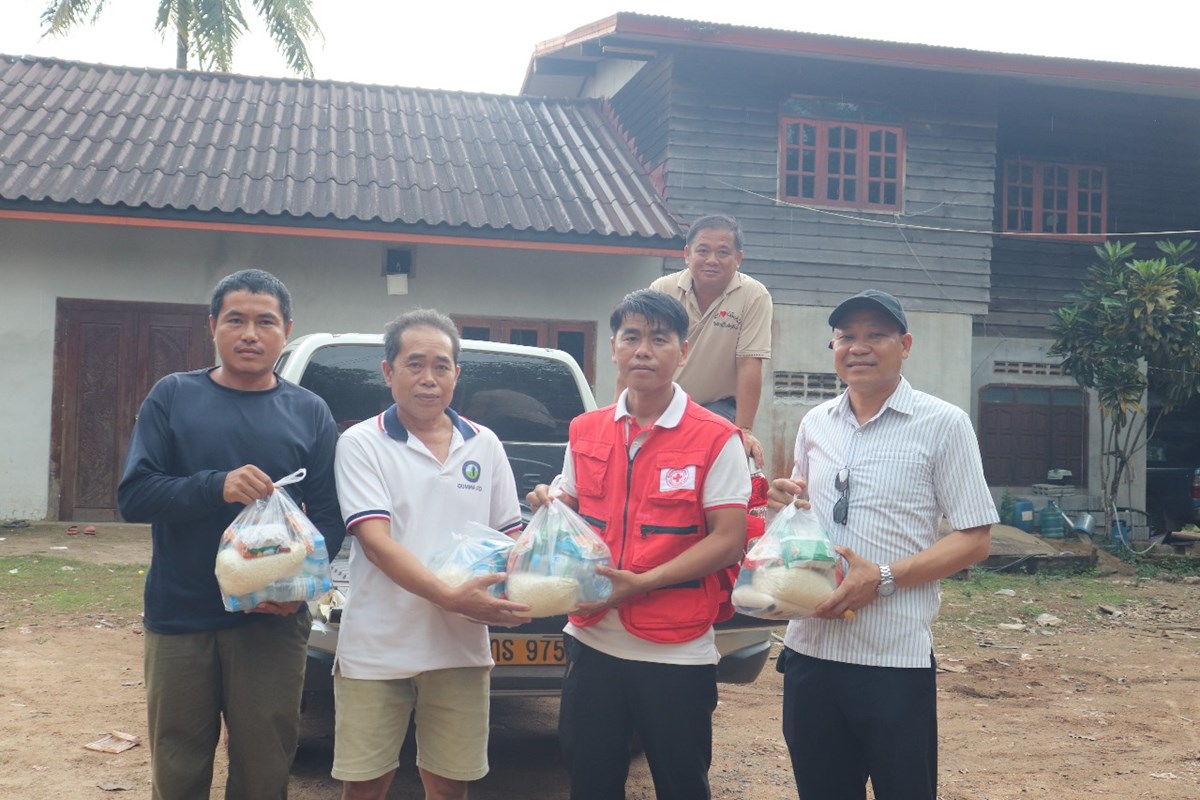 ເມອງປາກກະດງ ສບຕລງມອບເຄອງຊວຍເຫອໃຫຄອບຄວ 4 ບານລມເຂອນໄຟຟານຳເທນ 1 - image 2