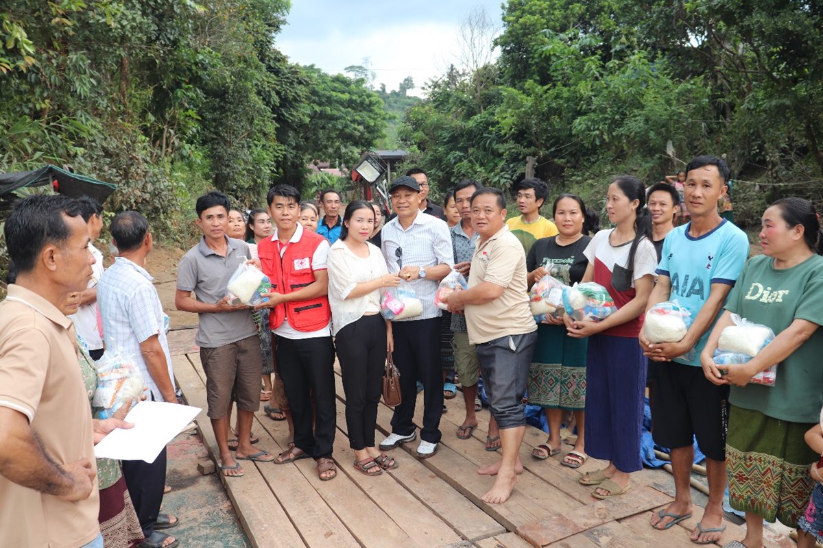 ເມອງປາກກະດງ ສບຕລງມອບເຄອງຊວຍເຫອໃຫຄອບຄວ 4 ບານລມເຂອນໄຟຟານຳເທນ 1 - image 1
