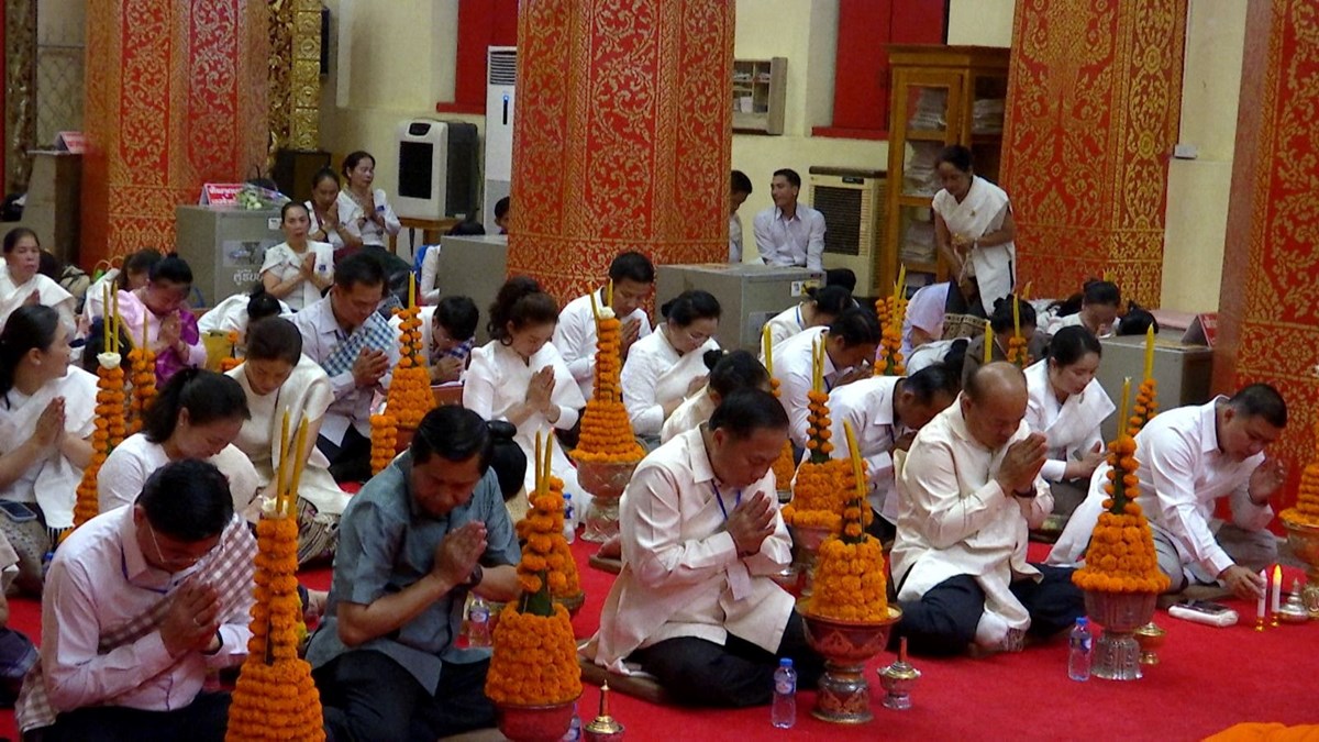 ປວງຊນລາວຮກສາໄດຮດຄອງປະເພນອນດງາມໃນງານບນອອກພນສາ ແລະ ຊວງເຮອທທາວດຈນ - image 1