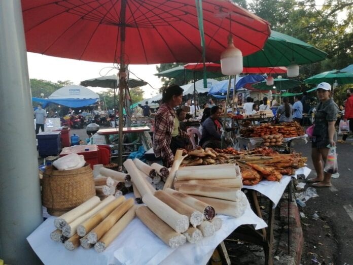 ປວງຊນລາວຮກສາໄດຮດຄອງປະເພນອນດງາມໃນງານບນອອກພນສາ ແລະ ຊວງເຮອທທາວດຈນ - image 4