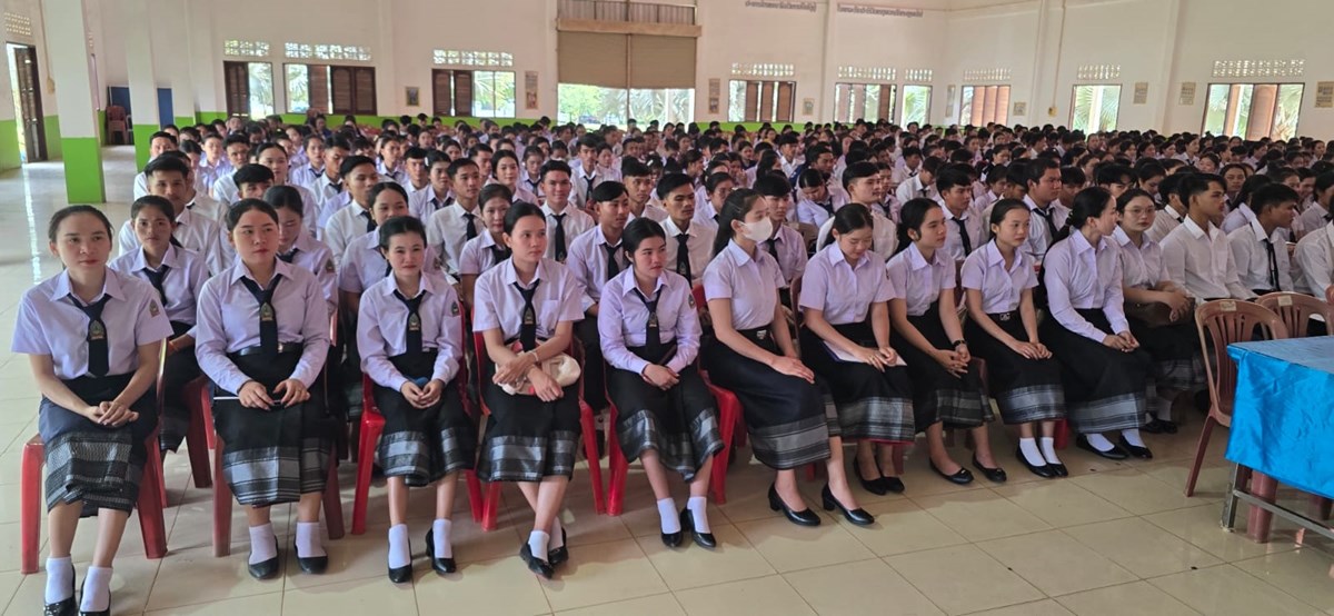 ເຈາແຂວງ ສະຫວນນະເຂດ ພບປະໂອລມຄ-ອາຈານ, ນກສກສາວທະຍາໄລຄສະຫວນນະເຂດ - image 1