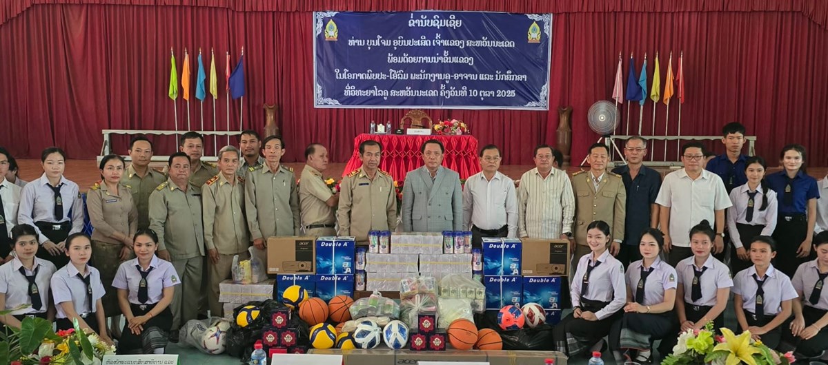 ເຈາແຂວງ ສະຫວນນະເຂດ ພບປະໂອລມຄ-ອາຈານ, ນກສກສາວທະຍາໄລຄສະຫວນນະເຂດ - image 2