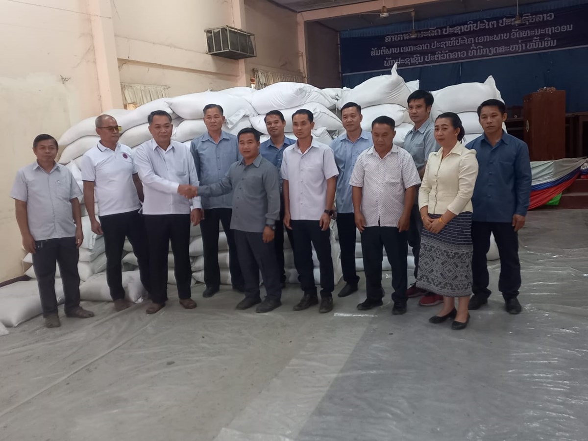 ຄະນະກາມະການຄມຄອງໄພພບດແຂວງ ມອບຮບເຂາສານໃຫເມອງສງ - image 1