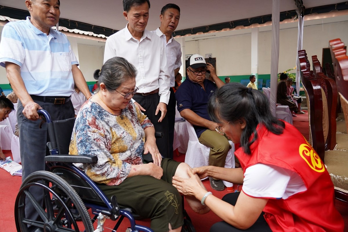 ຜອາຍສງ ແລະ ຄນພການ ໃນແຂວງຫວງພະບາງໄດຮບອປະກອນຊວຍຟນຟ - image 1