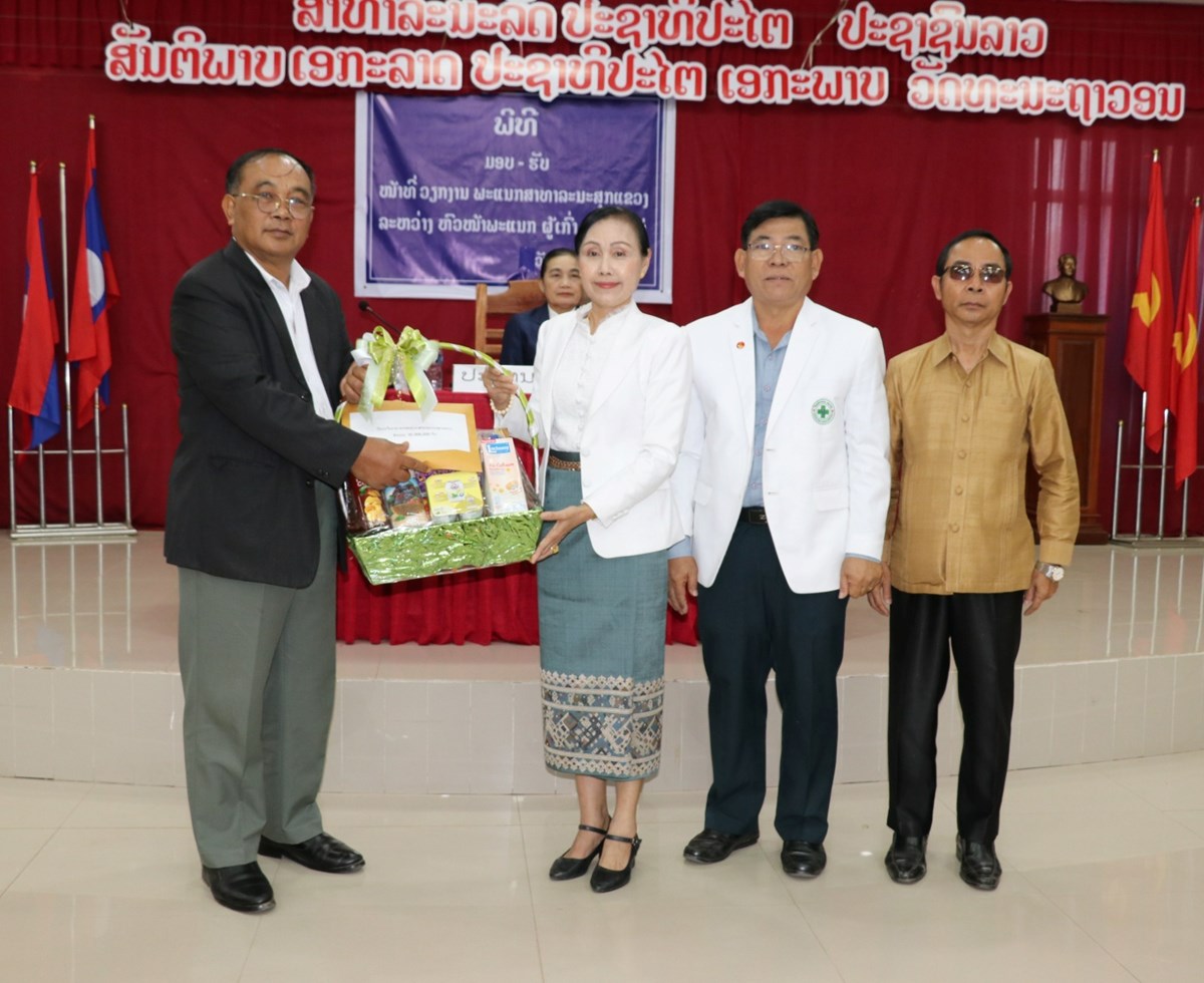 ມອບ-ຮບໜາທ ຫວໜາພະແນກສາທາລະນະສກແຂວງເຊກອງ ຜເກາ ແລະ ຜໃໝ - image 1