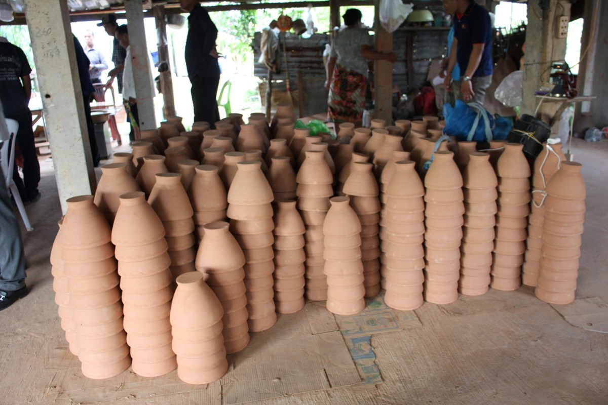 ເຈົ້າແຂວງຄຳມ່ວນ ຊຸກຍູ້ການຜະລິດເຄື່ອງປັ່ນດິນເຜົາຢູ່ເມືອງໜອງບົກ image 1 ເຈາແຂວງຄຳມວນ ຊກຍການຜະລດເຄອງປນດນເຜາຢເມອງໜອງບກ - image 1