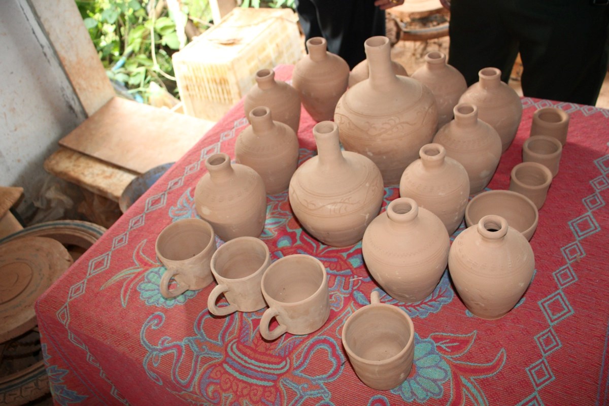 ເຈົ້າແຂວງຄຳມ່ວນ ຊຸກຍູ້ການຜະລິດເຄື່ອງປັ່ນດິນເຜົາຢູ່ເມືອງໜອງບົກ image 2 ເຈາແຂວງຄຳມວນ ຊກຍການຜະລດເຄອງປນດນເຜາຢເມອງໜອງບກ - image 2