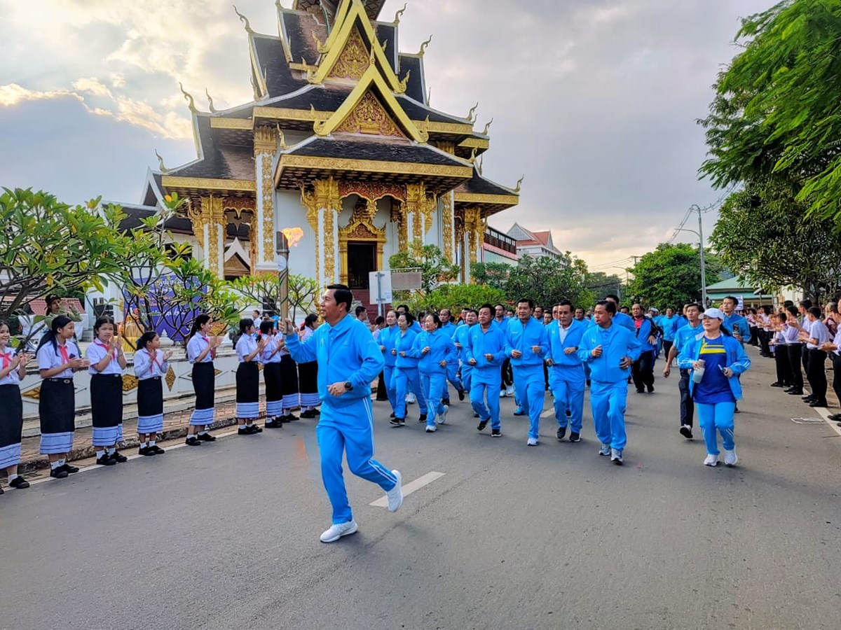 ຂະບວນແຫ່-ແລ່ນທວນໄຟ ສະໜັບສະໜູນງານມະຫະກໍາກິລາແຫ່ງຊາດ ຄັ້ງທີ XII image 2 ຂະບວນແຫ-ແລນທວນໄຟ ສະໜບສະໜນງານມະຫະກາກລາແຫງຊາດ ຄງທ XII - image 2