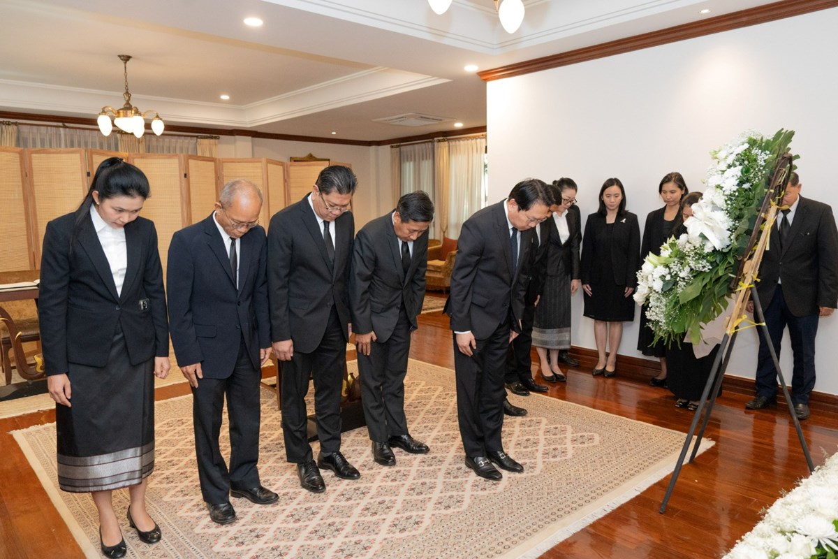 ຄະນະນໍາກະຊວງການຕ່າງປະເທດ ເຊັນປຶ້ມໄຫວ້ອາໄລ ຕໍ່ການມໍລະນະກໍາ ຂອງ ສົມເດັດພະນາງເຈົ້າສິຣິກິດ ພະບໍຣົມຣາຊິນີນາດ ພະບໍຣົມມະຣາດຊະຊົນນະນີພັນປີຫຼວງ image 1 ຄະນະນາກະຊວງການຕາງປະເທດ ເຊນປມໄຫວອາໄລ ຕການມລະນະກາ ຂອງ ສມເດດພະນາງເຈາສຣກດ ພະບຣມຣາຊນນາດ ພະບຣມມະຣາດຊະຊນນະນພນປຫວງ - image 1