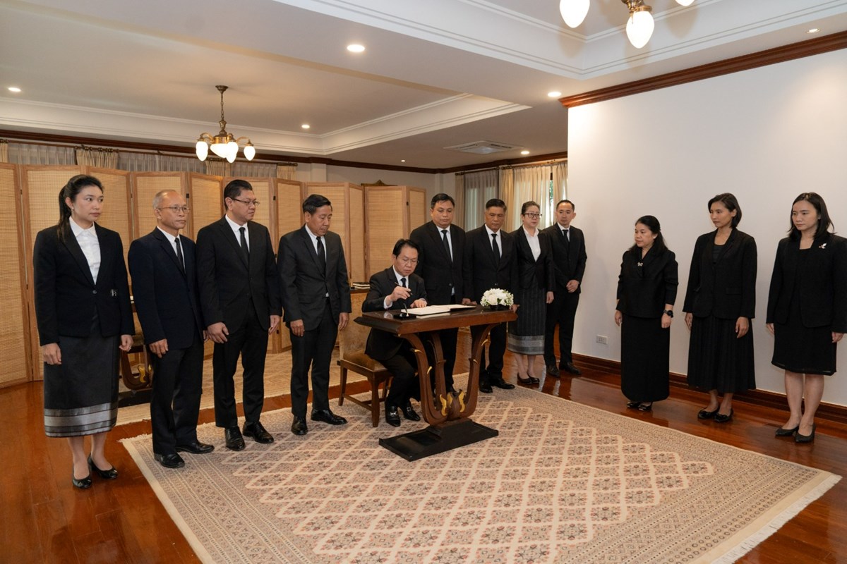 ຄະນະນໍາກະຊວງການຕ່າງປະເທດ ເຊັນປຶ້ມໄຫວ້ອາໄລ ຕໍ່ການມໍລະນະກໍາ ຂອງ ສົມເດັດພະນາງເຈົ້າສິຣິກິດ ພະບໍຣົມຣາຊິນີນາດ ພະບໍຣົມມະຣາດຊະຊົນນະນີພັນປີຫຼວງ image 2 ຄະນະນາກະຊວງການຕາງປະເທດ ເຊນປມໄຫວອາໄລ ຕການມລະນະກາ ຂອງ ສມເດດພະນາງເຈາສຣກດ ພະບຣມຣາຊນນາດ ພະບຣມມະຣາດຊະຊນນະນພນປຫວງ - image 2