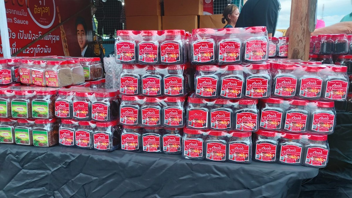 ແຈ່ວປາບໍ້າກຸ້ງຕ້ອງລອງ ໄດ້ຮັບຄວາມນິຍົມໃນງານບຸນພະທາດຫຼວງ image 2 ແຈວປາບາກງຕອງລອງ ໄດຮບຄວາມນຍມໃນງານບນພະທາດຫວງ - image 2