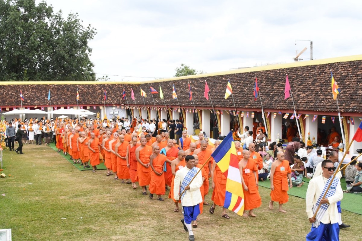 ຊາວພຸດຮ່ວມແຫ່ຜາສາດເຜິ້ງ ງານບຸນພະທາດຫຼວງວຽງຈັນ image 1 ຊາວພດຮວມແຫຜາສາດເຜງ ງານບນພະທາດຫວງວຽງຈນ - image 1