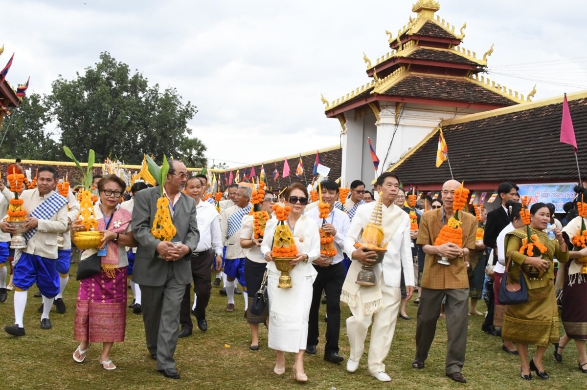 ຊາວພຸດຮ່ວມແຫ່ຜາສາດເຜິ້ງ ງານບຸນພະທາດຫຼວງວຽງຈັນ image 2 ຊາວພດຮວມແຫຜາສາດເຜງ ງານບນພະທາດຫວງວຽງຈນ - image 2