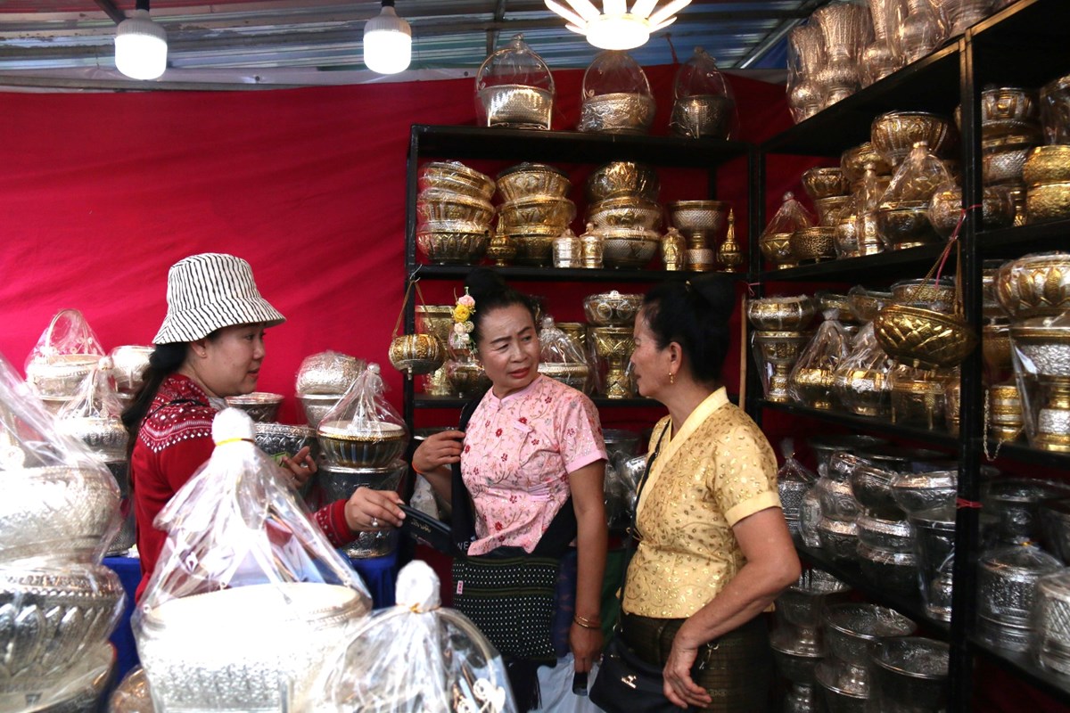 ຫດຖະກາວນມນາ ໄດຮບຄວາມສນໃຈຈາກມວນຊນໃນງານບນພະທາດຫວງ - image 3