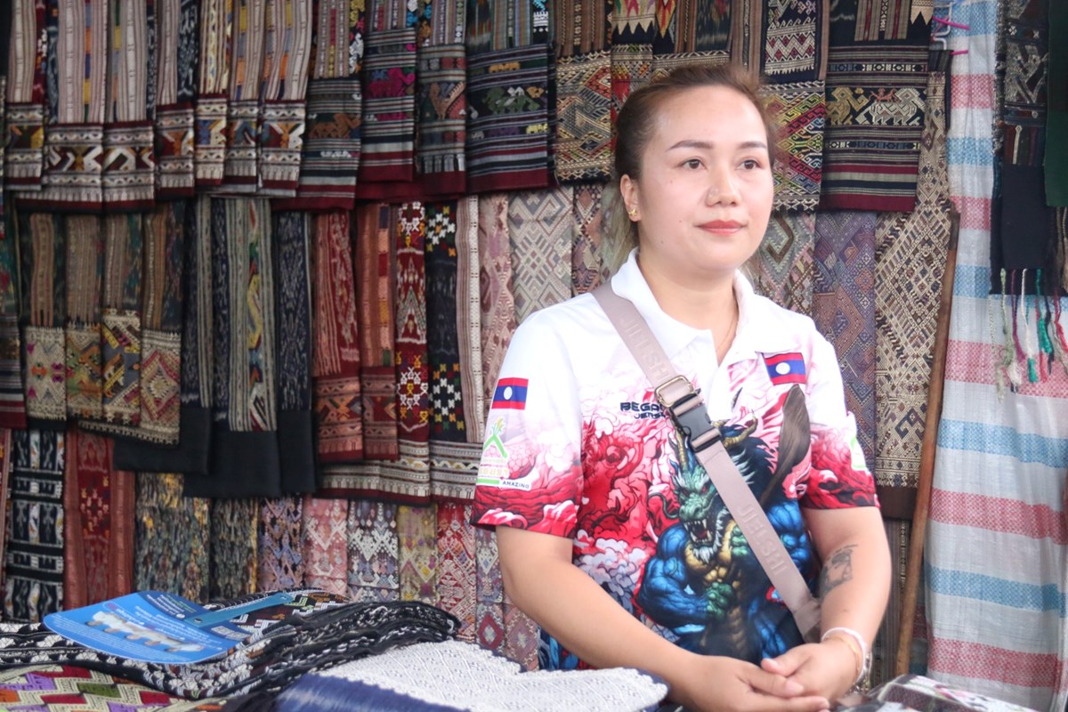 ຊ່ວຍກັນສົ່ງເສີມສິ້ນໄໝມ້ອນຊໍາເໜືອ ຜະລິດຕະພັນຂອງຊາວແຂວງຫົວພັນ image 1 ຊວຍກນສງເສມສນໄໝມອນຊາເໜອ ຜະລດຕະພນຂອງຊາວແຂວງຫວພນ - image 1