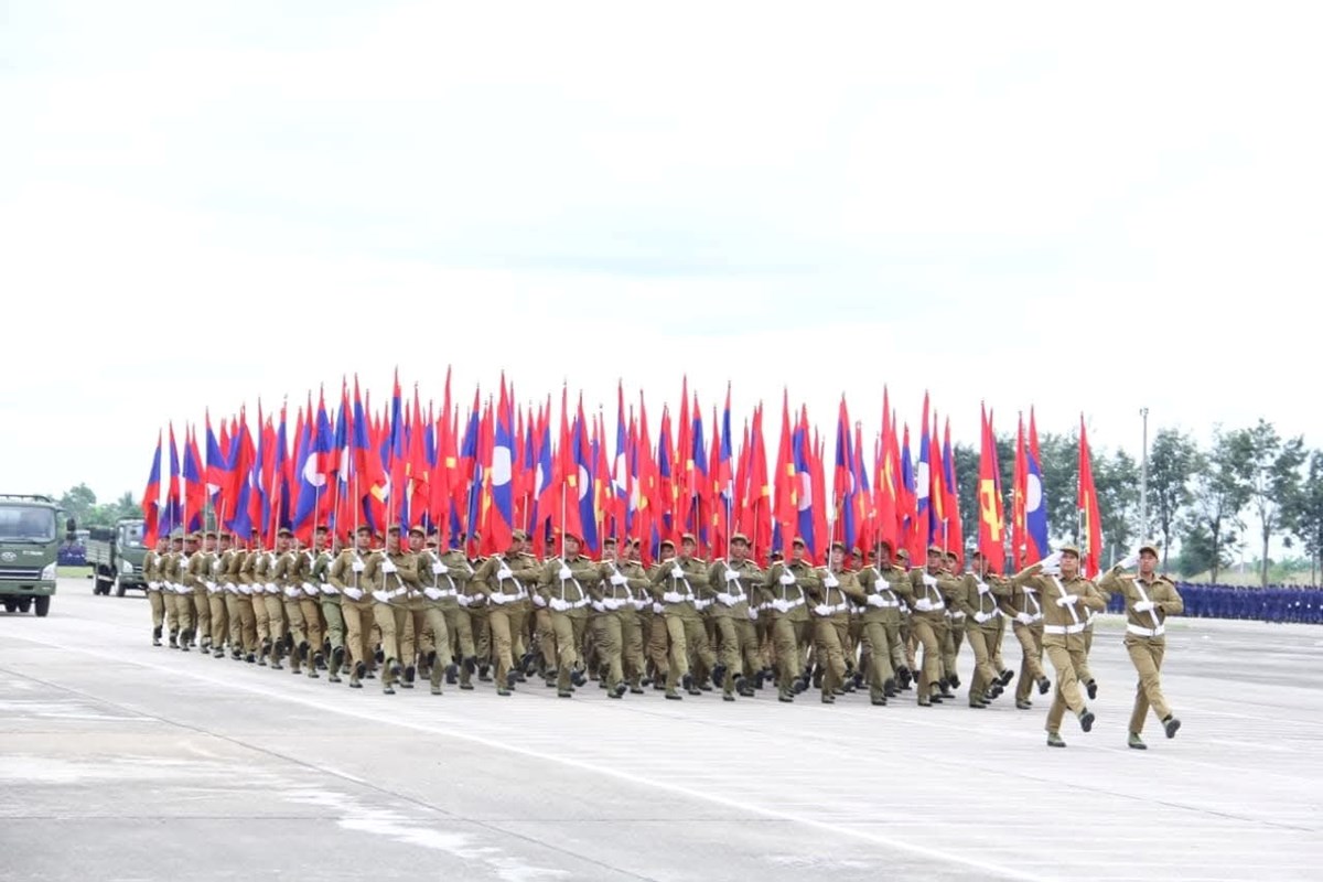 ກໍາລັງ ປກຊ-ປກສ ສະແດງທົດລອງການສວນສະໜາມ ສະຫຼອງວັນສະຖາປະນາ ສປປ ລາວ ຄົບຮອບ 50 ປີ image 2 ກາລງ ປກຊ-ປກສ ສະແດງທດລອງການສວນສະໜາມ ສະຫອງວນສະຖາປະນາ ສປປ ລາວ ຄບຮອບ 50 ປ - image 2