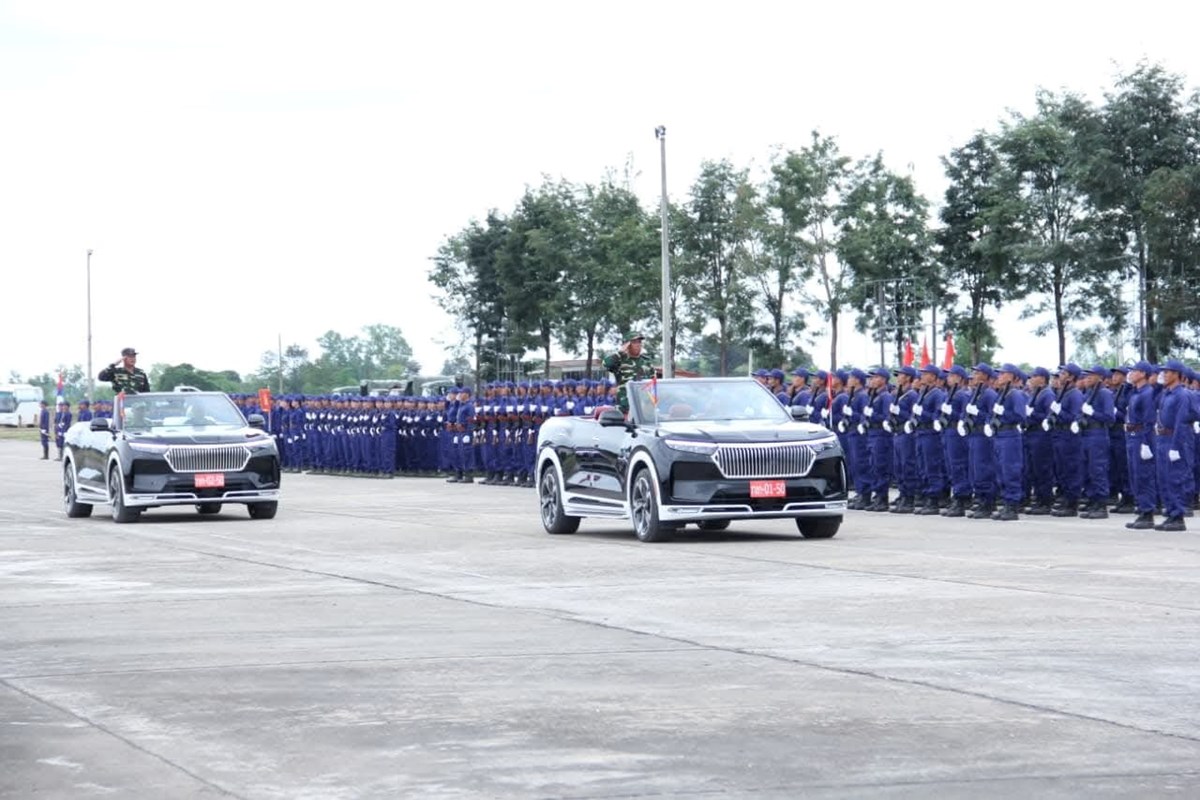 ກໍາລັງ ປກຊ-ປກສ ສະແດງທົດລອງການສວນສະໜາມ ສະຫຼອງວັນສະຖາປະນາ ສປປ ລາວ ຄົບຮອບ 50 ປີ image 1 ກາລງ ປກຊ-ປກສ ສະແດງທດລອງການສວນສະໜາມ ສະຫອງວນສະຖາປະນາ ສປປ ລາວ ຄບຮອບ 50 ປ - image 1