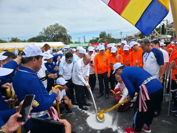 ກິລາຕີຄີ ທີມປະຊາຊົນຊະນະທີມພະນັກງານ ໃນບຸນນະມັດສະການພະທາດຫຼວງວຽງຈັນ image 1 ກລາຕຄ ທມປະຊາຊນຊະນະທມພະນກງານ ໃນບນນະມດສະການພະທາດຫວງວຽງຈນ - image 1