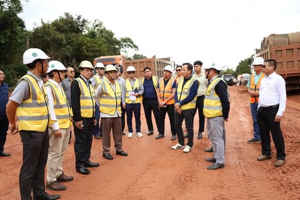 ລັດຖະມົນຕີກະຊວງ ຍທຂ ຕິດຕາມການກໍ່ສ້າງເສັ້ນທາງເລກທີ 12 ທ່າແຂກ-ຊາຍແດນນາເພົ້າ image 1 ລດຖະມນຕກະຊວງ ຍທຂ ຕດຕາມການກສາງເສນທາງເລກທ 12 ທາແຂກ-ຊາຍແດນນາເພາ - image 1