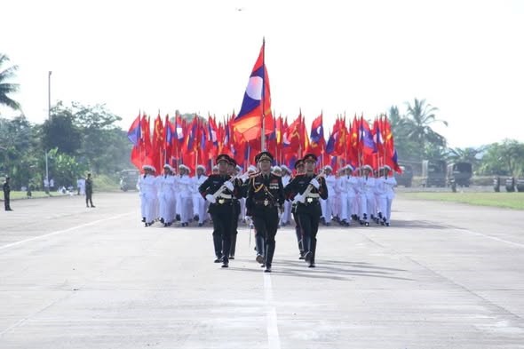 ການນໍາຂັ້ນສູງ ຕິດຕາມ ຊົມການຝຶກຊ້ອມໃຫຍ່ການສວນສະໜາມ ກ້ອນກໍາລັງ ປກຊ- ປກສ image 3 ການນາຂນສງ ຕດຕາມ ຊມການຝກຊອມໃຫຍການສວນສະໜາມ ກອນກາລງ ປກຊ- ປກສ - image 3