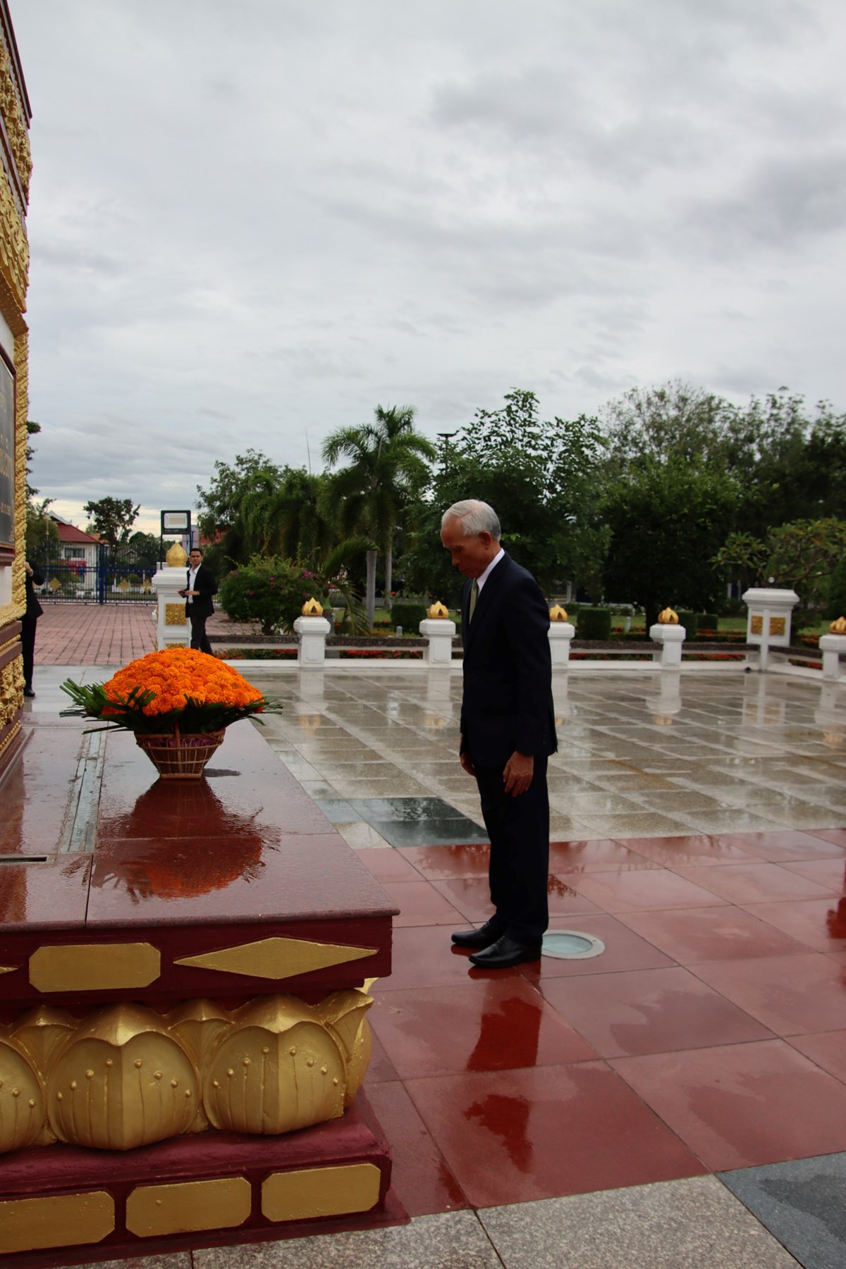 ຄະນະຜູ້ແທນກອງປະຊຸມສໍາມະນາ ເຂົ້າວາງກະຕ່າດອກໄມ້ ຕໍ່ໜ້າຮູບປັ້ນຫຼໍ່ ປະທານ ໄກສອນ ພົມວິຫານ image 1 ຄະນະຜແທນກອງປະຊມສາມະນາ ເຂາວາງກະຕາດອກໄມ ຕໜາຮບປນຫ ປະທານ ໄກສອນ ພມວຫານ - image 1