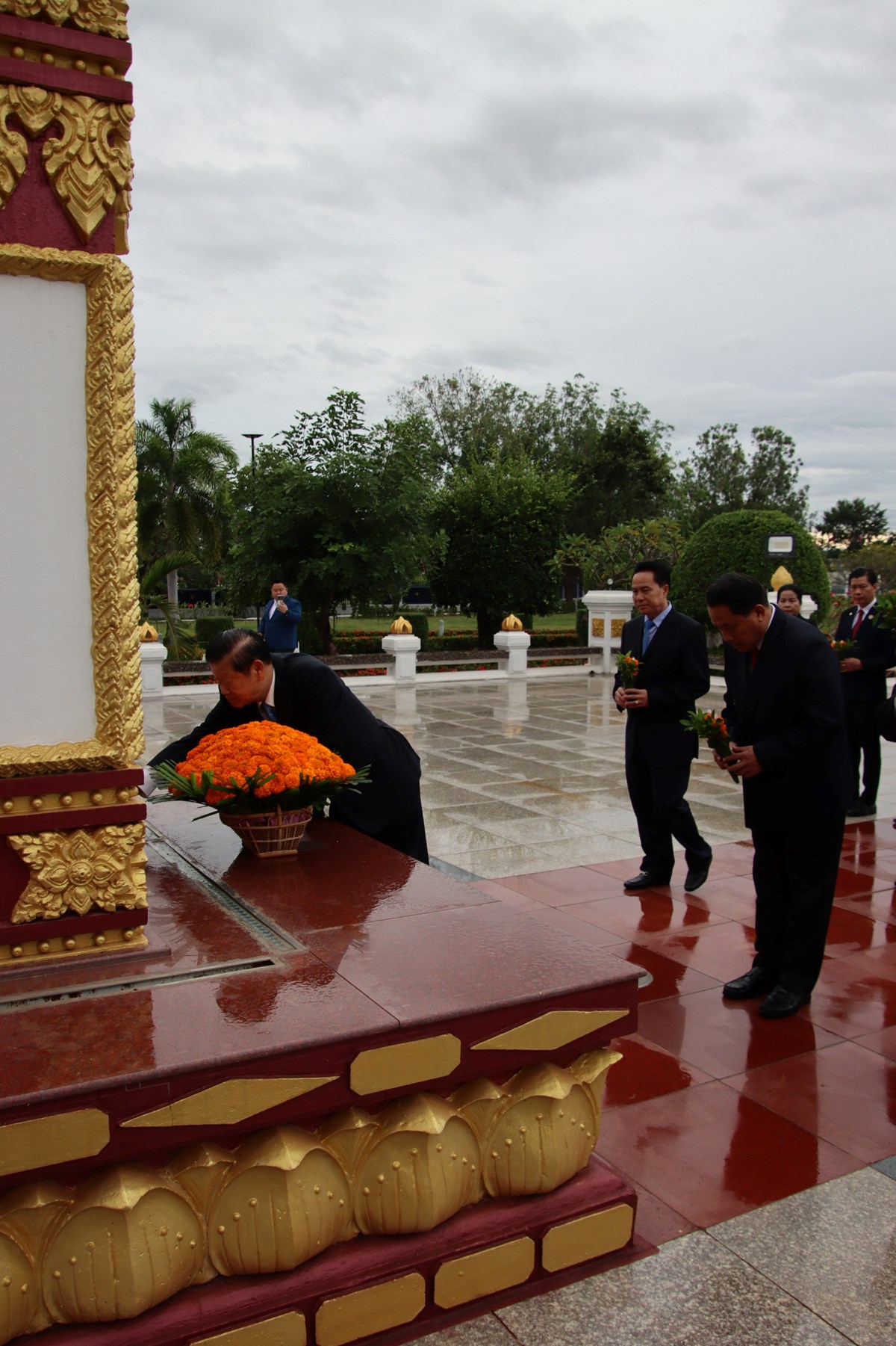ຄະນະຜູ້ແທນກອງປະຊຸມສໍາມະນາ ເຂົ້າວາງກະຕ່າດອກໄມ້ ຕໍ່ໜ້າຮູບປັ້ນຫຼໍ່ ປະທານ ໄກສອນ ພົມວິຫານ image 2 ຄະນະຜແທນກອງປະຊມສາມະນາ ເຂາວາງກະຕາດອກໄມ ຕໜາຮບປນຫ ປະທານ ໄກສອນ ພມວຫານ - image 2