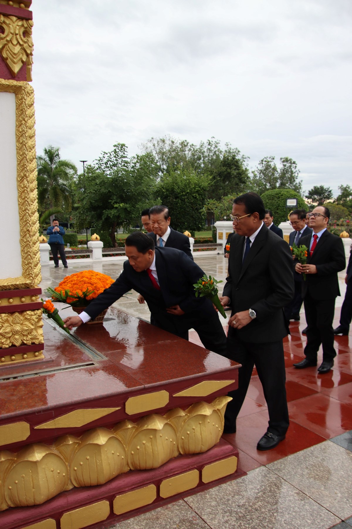 ຄະນະຜູ້ແທນກອງປະຊຸມສໍາມະນາ ເຂົ້າວາງກະຕ່າດອກໄມ້ ຕໍ່ໜ້າຮູບປັ້ນຫຼໍ່ ປະທານ ໄກສອນ ພົມວິຫານ image 3 ຄະນະຜແທນກອງປະຊມສາມະນາ ເຂາວາງກະຕາດອກໄມ ຕໜາຮບປນຫ ປະທານ ໄກສອນ ພມວຫານ - image 3