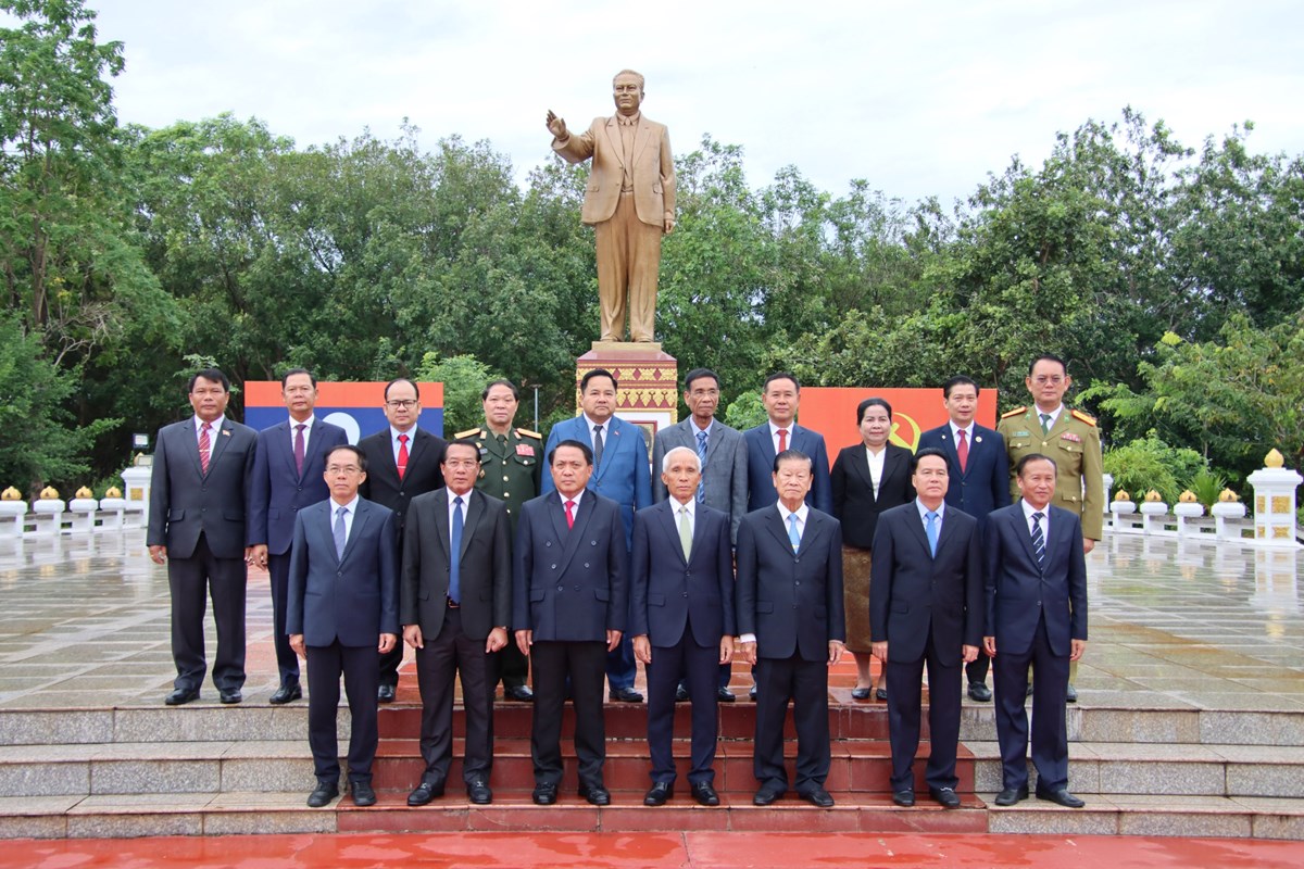 ຄະນະຜູ້ແທນກອງປະຊຸມສໍາມະນາ ເຂົ້າວາງກະຕ່າດອກໄມ້ ຕໍ່ໜ້າຮູບປັ້ນຫຼໍ່ ປະທານ ໄກສອນ ພົມວິຫານ image 4 ຄະນະຜແທນກອງປະຊມສາມະນາ ເຂາວາງກະຕາດອກໄມ ຕໜາຮບປນຫ ປະທານ ໄກສອນ ພມວຫານ - image 4