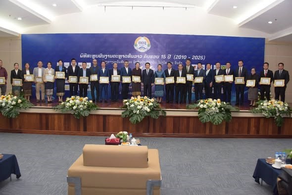 ພທສະຫບຜນງານຕະຫາດທນລາວ ຄບຮອບ 15 ປ - image 1