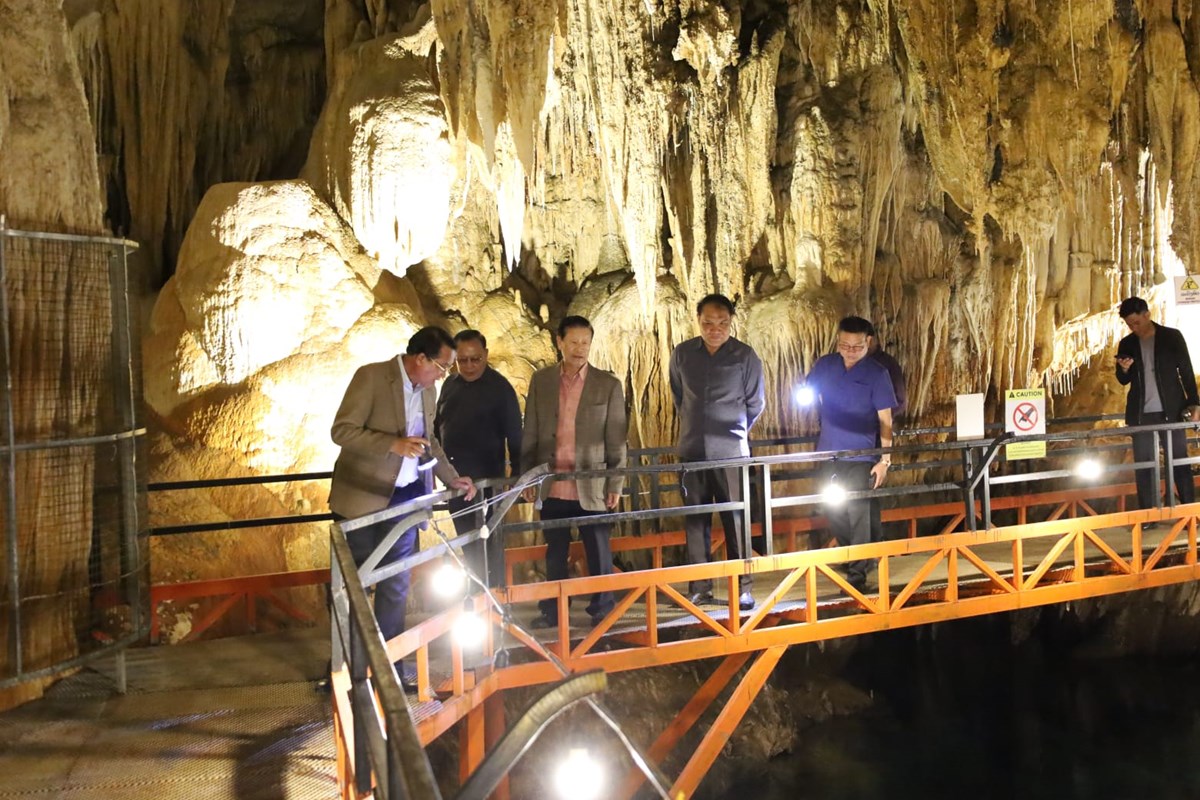 ອະດີດຮອງນາຍົກລັດຖະມົນຕີ ຢ້ຽມຊົມສະຖານທີ່ທ່ອງທ່ຽວ ບຶງໜອງເທົາ ແລະ ຖໍ້າປາເຊືອມ image 1 ອະດດຮອງນາຍກລດຖະມນຕ ຢຽມຊມສະຖານທທອງທຽວ ບງໜອງເທາ ແລະ ຖາປາເຊອມ - image 1