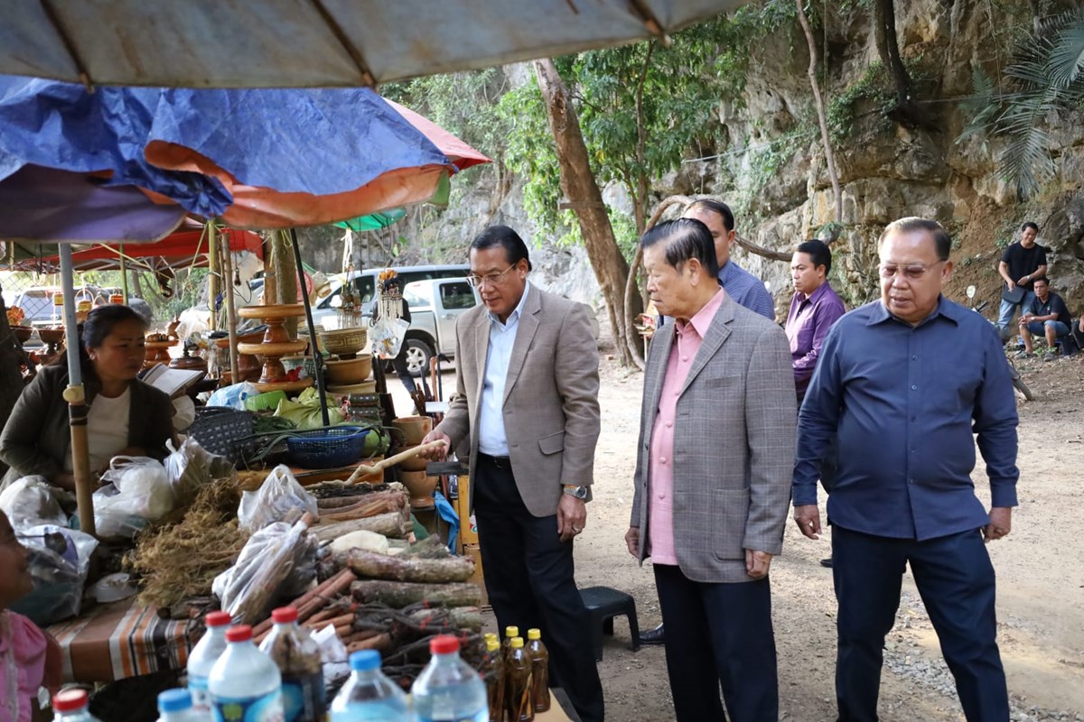 ອະດີດຮອງນາຍົກລັດຖະມົນຕີ ຢ້ຽມຊົມສະຖານທີ່ທ່ອງທ່ຽວ ບຶງໜອງເທົາ ແລະ ຖໍ້າປາເຊືອມ image 2 ອະດດຮອງນາຍກລດຖະມນຕ ຢຽມຊມສະຖານທທອງທຽວ ບງໜອງເທາ ແລະ ຖາປາເຊອມ - image 2