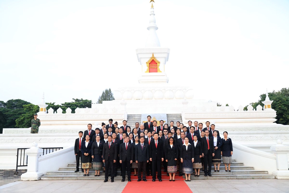 ອງການກາແດງແຫງຊາດລາວ ວາງພວງມະລາ ແລະ ວາງກະຕາດອກໄມໃນໂອກາດຂານບຮບຕອນ ກອງປະຊມໃຫຍຜແທນອງຄະນະພກ - image 1