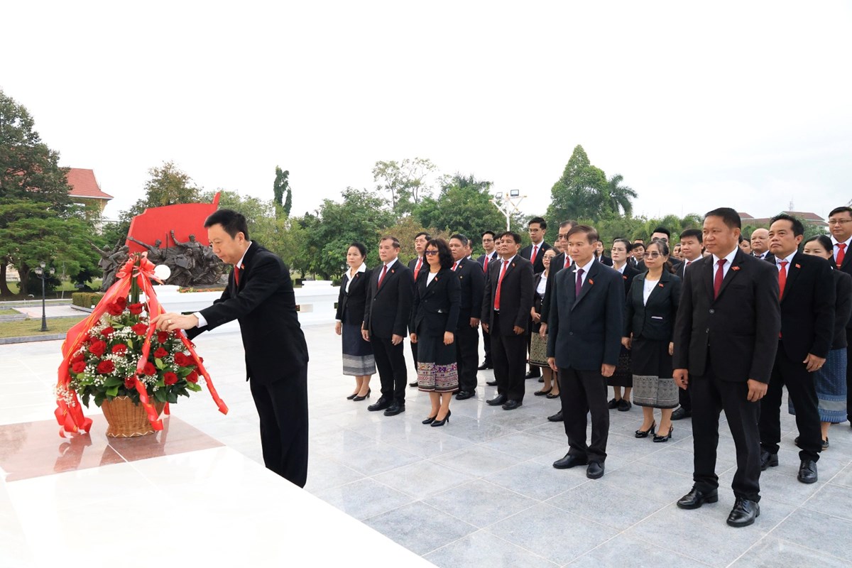 ອງການກາແດງແຫງຊາດລາວ ວາງພວງມະລາ ແລະ ວາງກະຕາດອກໄມໃນໂອກາດຂານບຮບຕອນ ກອງປະຊມໃຫຍຜແທນອງຄະນະພກ - image 2