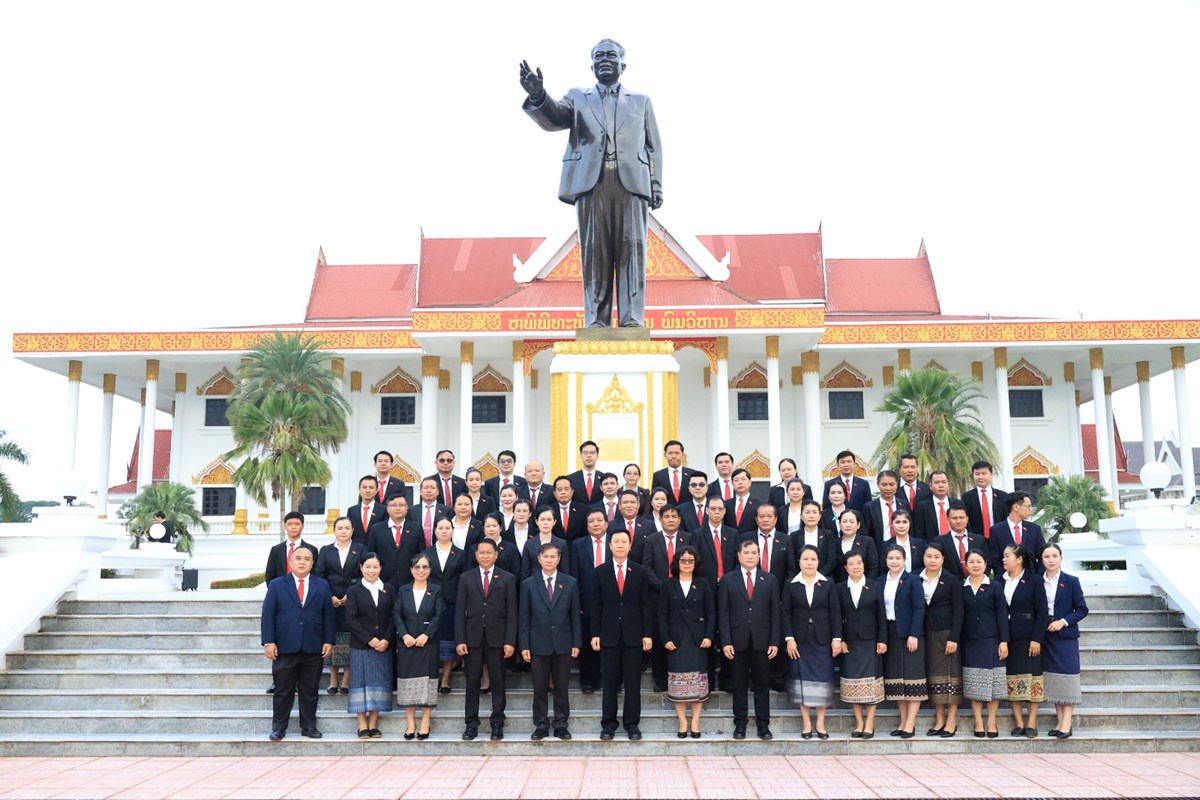 ອງການກາແດງແຫງຊາດລາວ ວາງພວງມະລາ ແລະ ວາງກະຕາດອກໄມໃນໂອກາດຂານບຮບຕອນ ກອງປະຊມໃຫຍຜແທນອງຄະນະພກ - image 3