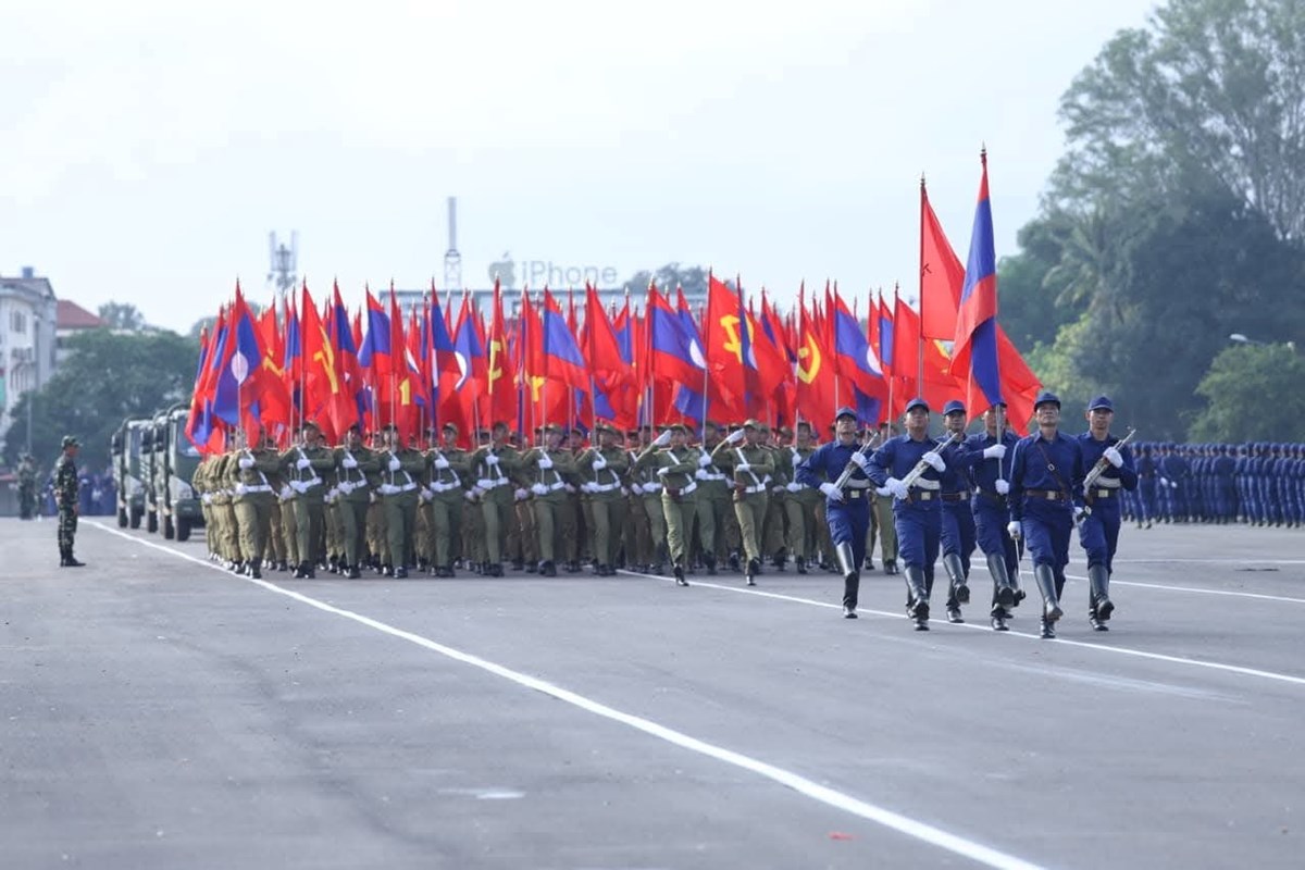 ກຳລງ ປກຊ-ປກສ ຊອມເດນສວນສະໜາມສະຫອງວນຊາດທ 2 ທນວາ ຄບຮອບ 50 ປ - image 3