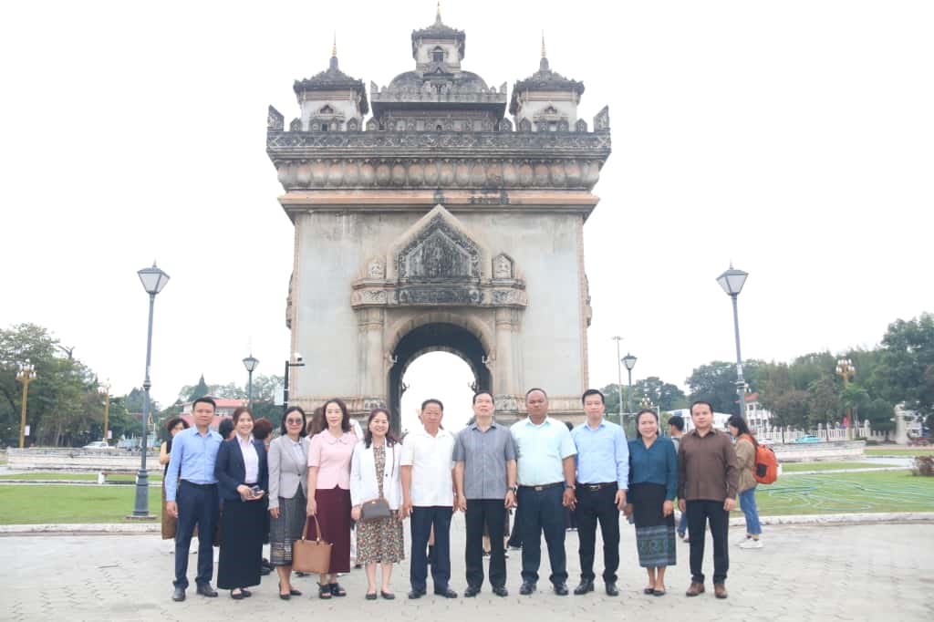 ຜູ້ແທນຄະນະໂຄສະນາສຶກສາແລະຂົນຂວາຍປະຊາຊົນສູນກາງພັກກອມມູນິດຫວຽດນາມຢ້ຽມຊົມຫໍພິພິທະພັນສິລະປະລາວ image 2 ຜແທນຄະນະໂຄສະນາສກສາແລະຂນຂວາຍປະຊາຊນສນກາງພກກອມມນດຫວຽດນາມຢຽມຊມຫພພທະພນສລະປະລາວ - image 2