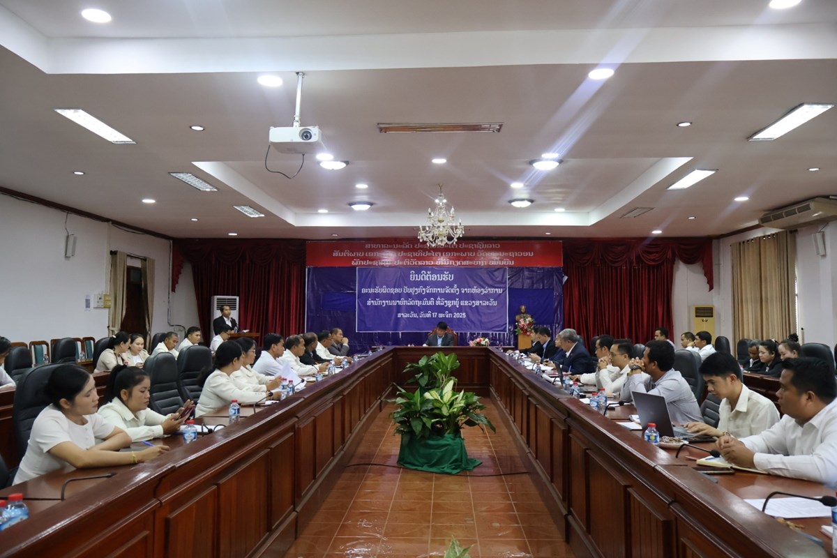 ທານ ບວຄງ ນາມມະວງ ພບປະ ພະນກງານລດຖະກອນຫອງວາການແຂວງສາລະວນ - image 1