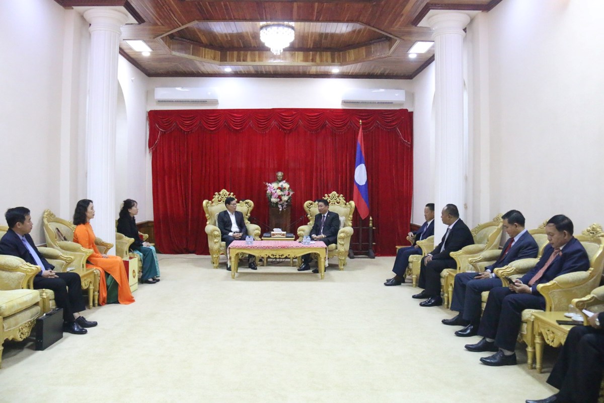 ຜແທນຄະນະໂຄສະນາສກສາ ແລະ ຂນຂວາຍປະຊາຊນສນກາງພກກອມມນດຫວຽດນາມ ເຂາພບປະຢຽມຢາມ ເລຂາຄະນະບລຫານງານພກແຂວງຫວງພະບາງ - image 1