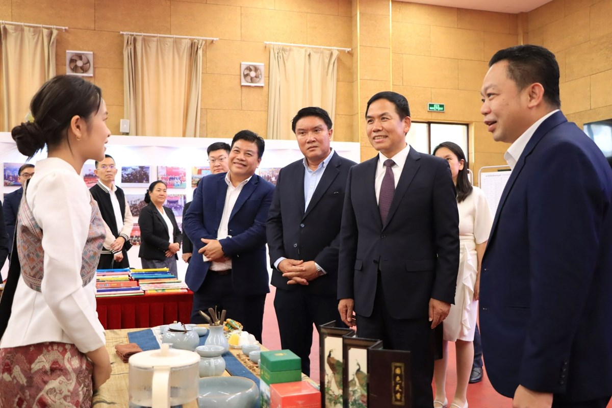 ສຂຈ ຕ້ອນຮັບຮອງເຈົ້າຄອງນະຄອນຄຸນໝິງສປ ຈີນ image 1 ສຂຈ ຕອນຮບຮອງເຈາຄອງນະຄອນຄນໝງສປ ຈນ - image 1