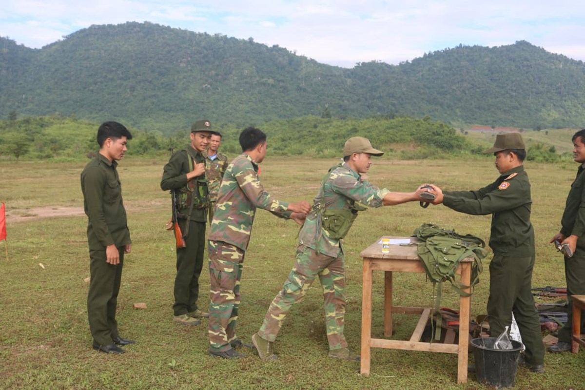 ສູນຝຶກອົບຮົມ ກອງພົນທີ 3 ສໍາເລັດການອົບຮົມ-ຫັດແອບຍີງລູກປືນແທ້ປະຈໍາປີ 2025 image 1 ສນຝກອບຮມ ກອງພນທ 3 ສາເລດການອບຮມ-ຫດແອບຍງລກປນແທປະຈາປ 2025 - image 1