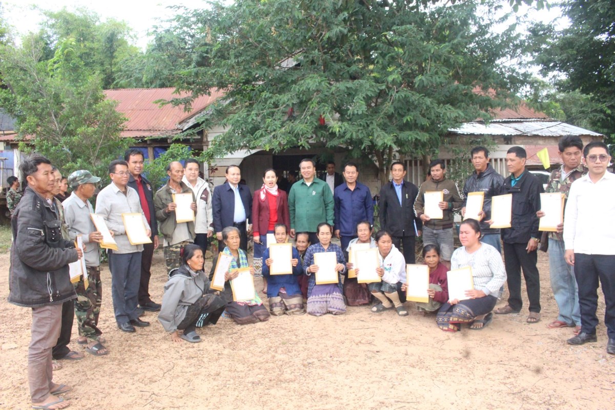 ມອບໃບຕາດນໃຫປະຊາຊນ 38 ຄອບຄວ ບານນາຄາ ທຖກຜນກະທບຈາກໂຄງການກສາງ ອາງເກບນາຍອດຫວຍທາຮາວ. - image 1
